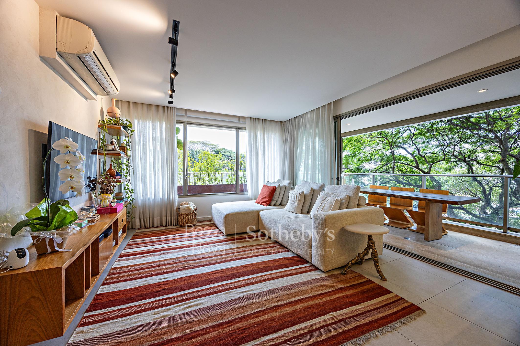 Apartamento com varanda e acabamentos modernos em localização privilegiada
