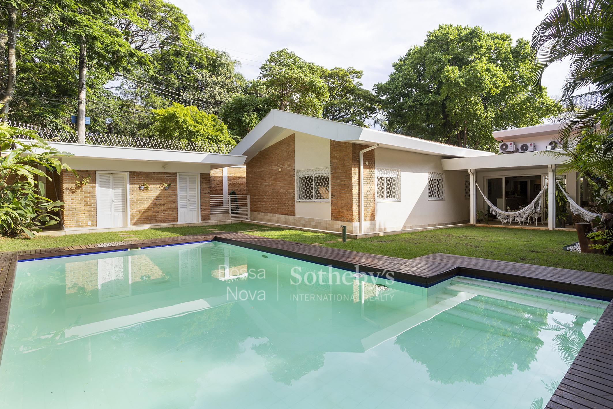 Casa térrea com jardim e piscina