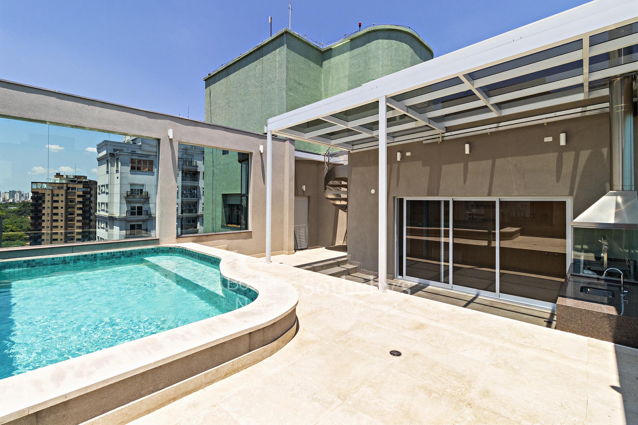 Cobertura triplex reformada e modernizada 