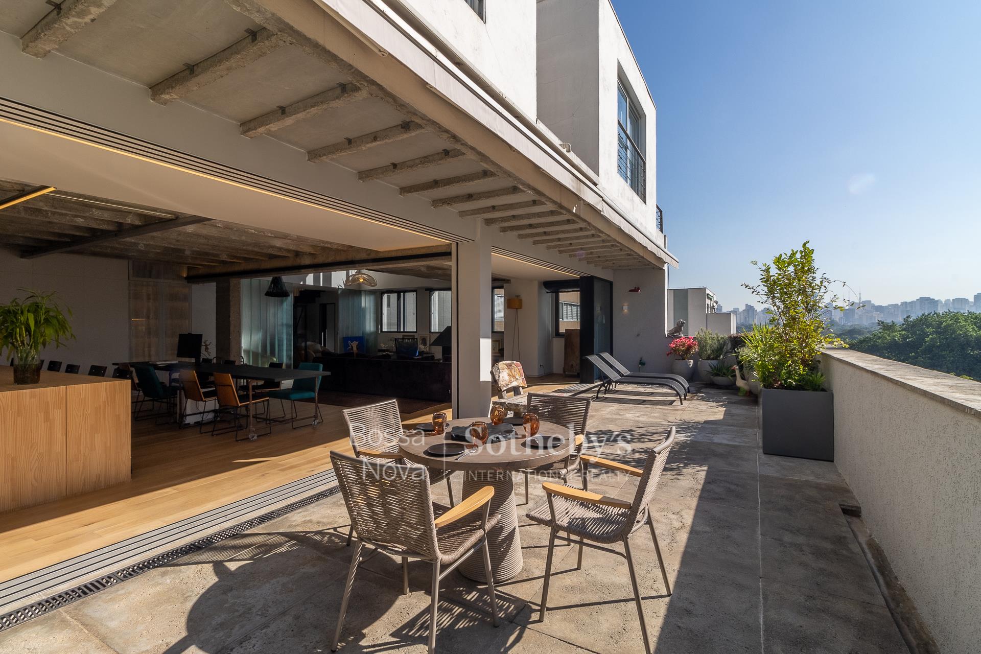 Cobertura duplex espaçosa em localização ímpar
