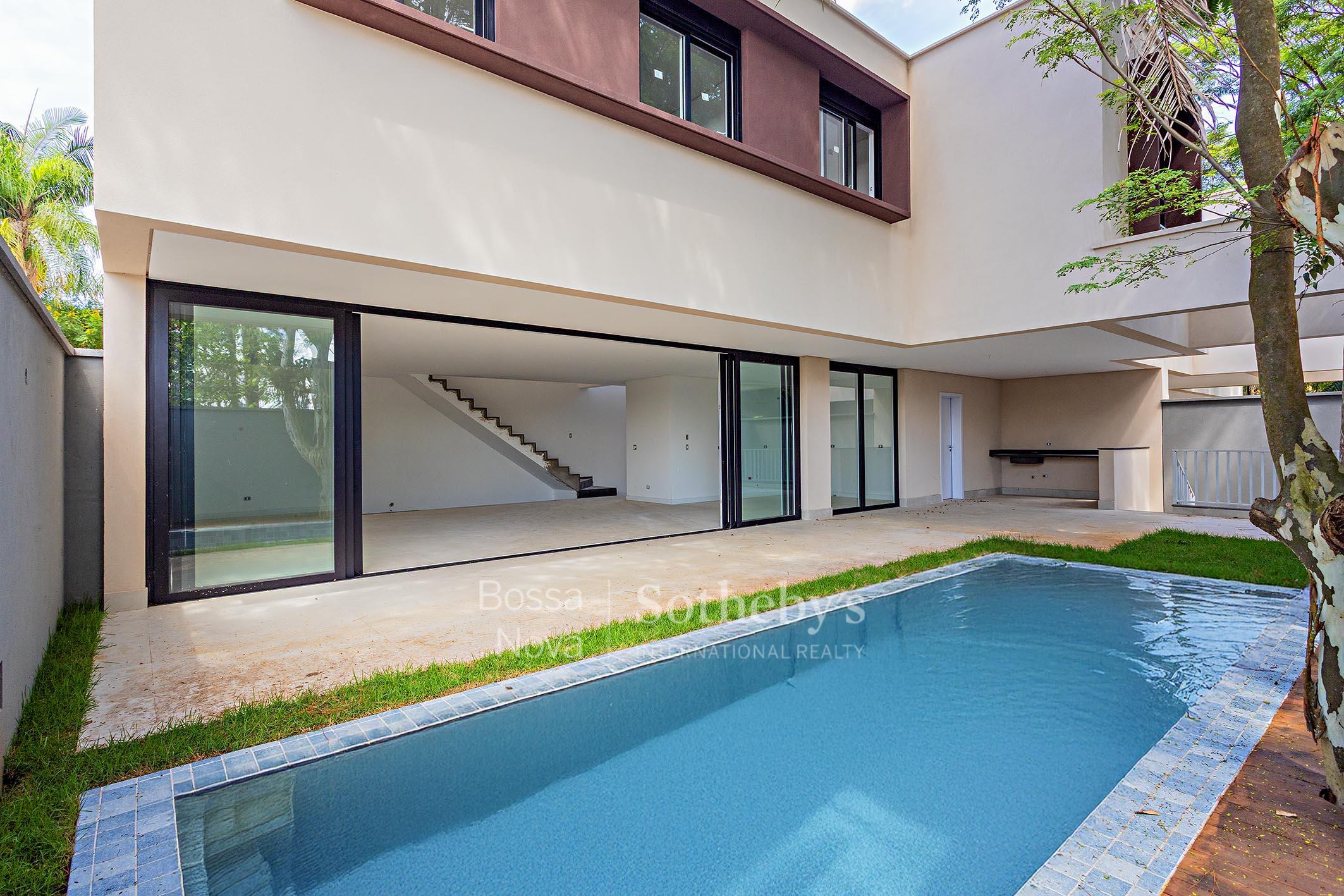 Casa em condomínio próxima ao Parque Cordeiro, com jardim, piscina, churrasqueira e bem iluminada