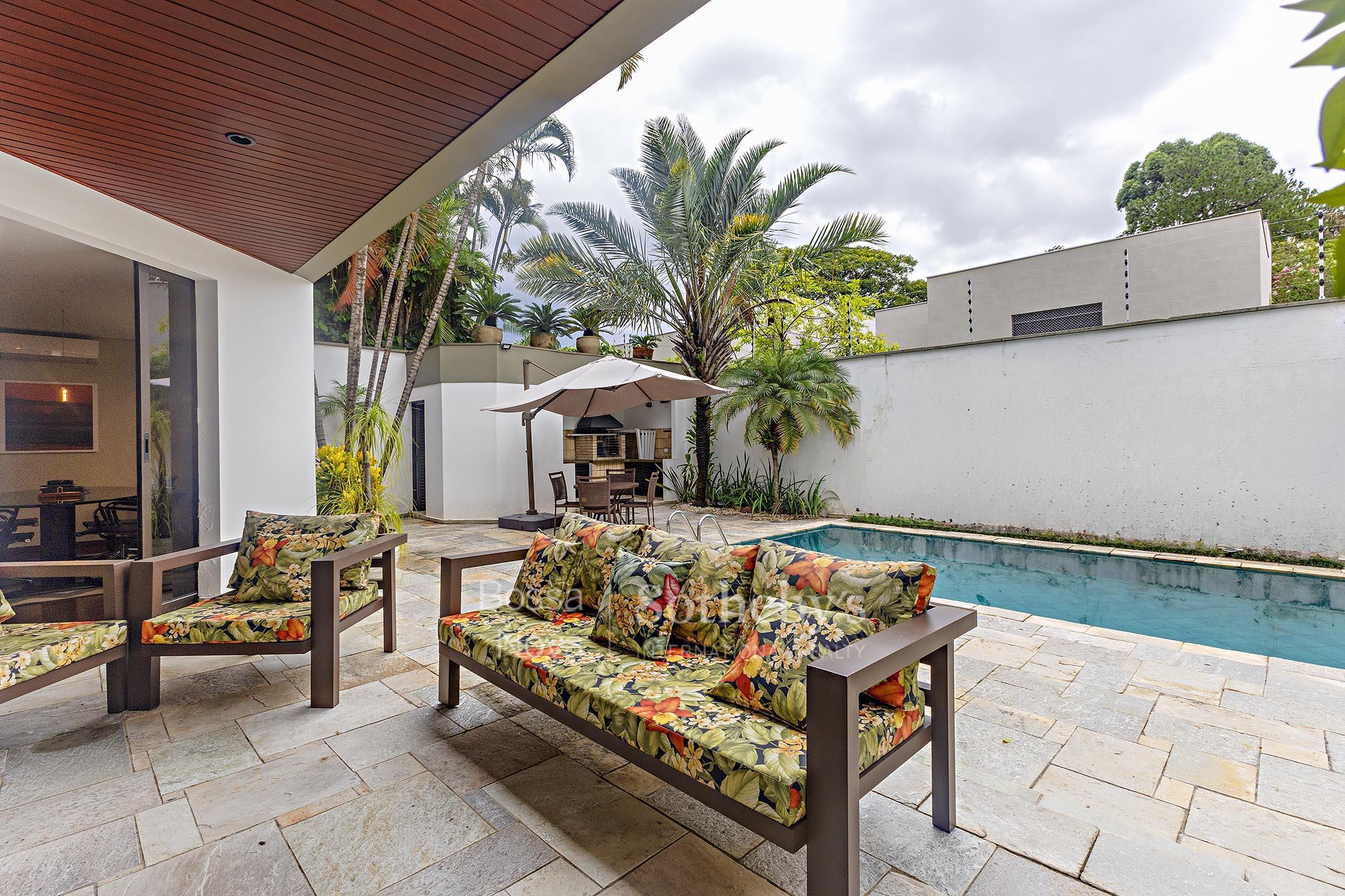 Casa com piscina, jardim e espaço gourmet em localização privilegiada em Alto de Pinheiros