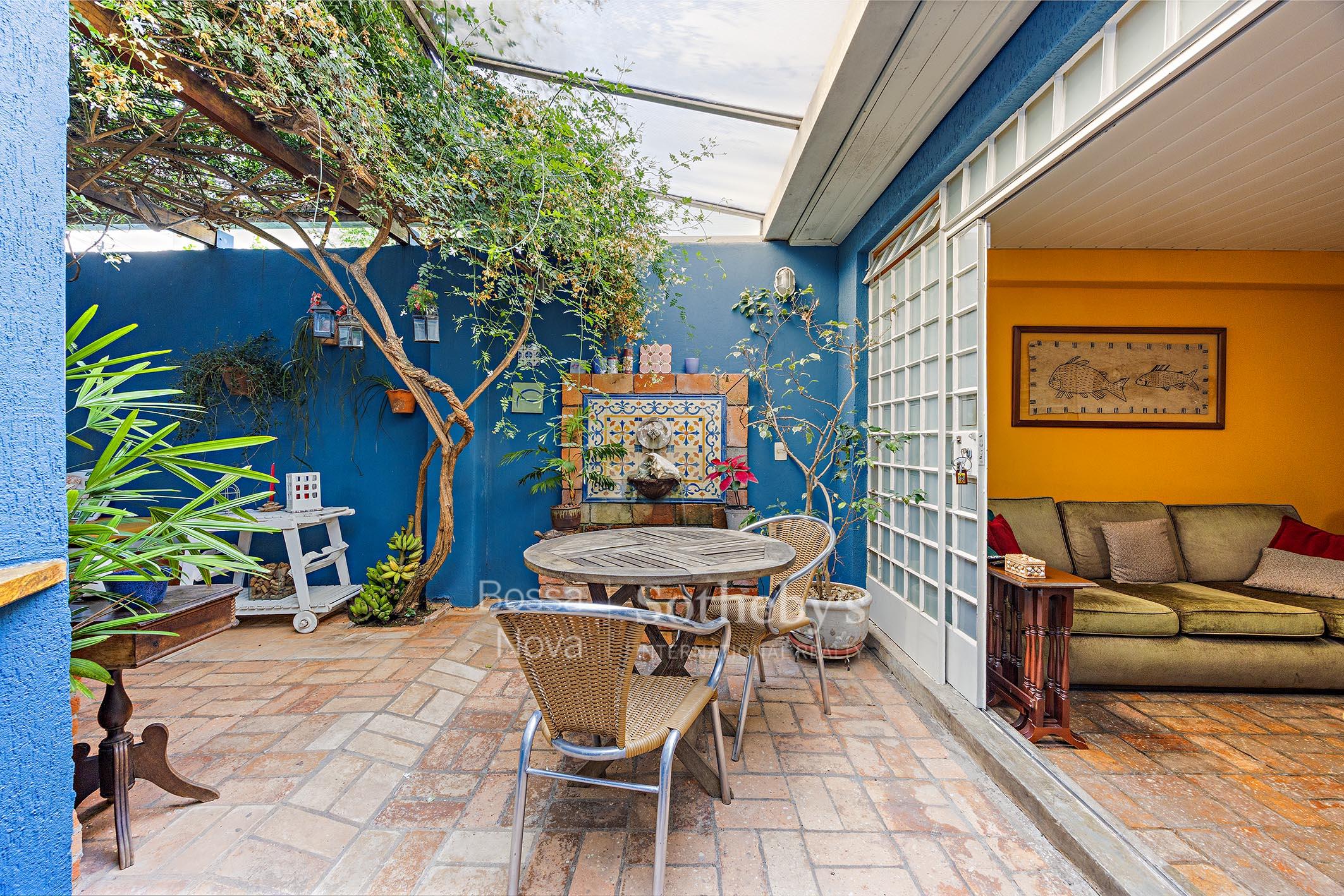 Esquina versátil com espaço externo e possibilidade residencial ou comercial
