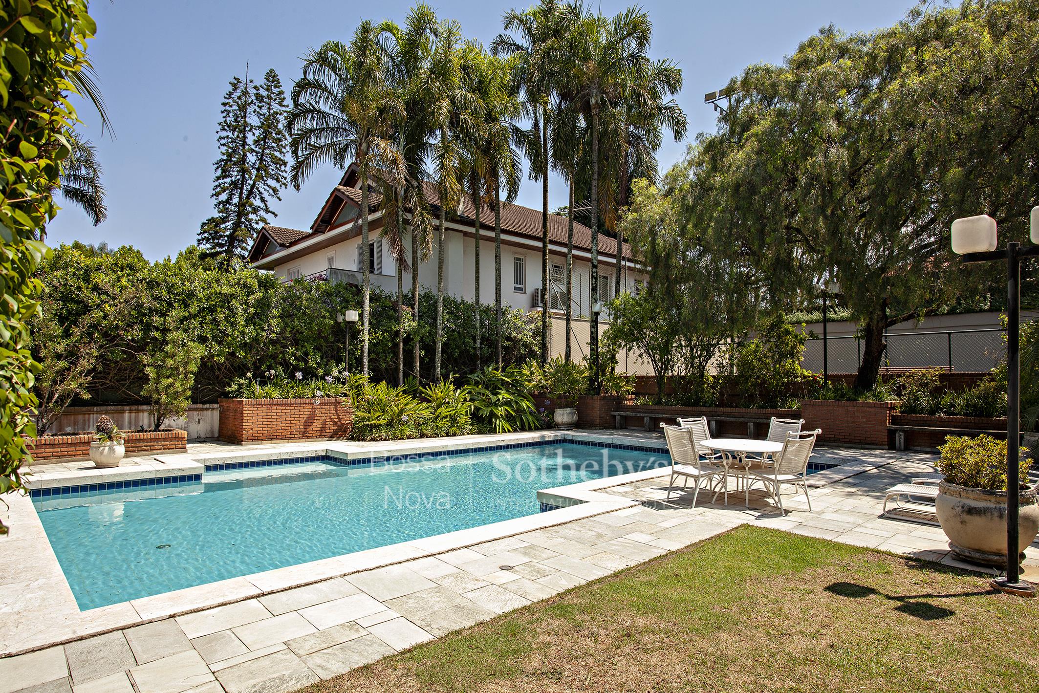 Jardim amplo com lazer completo em rua tranquila no Jardim Leonor
