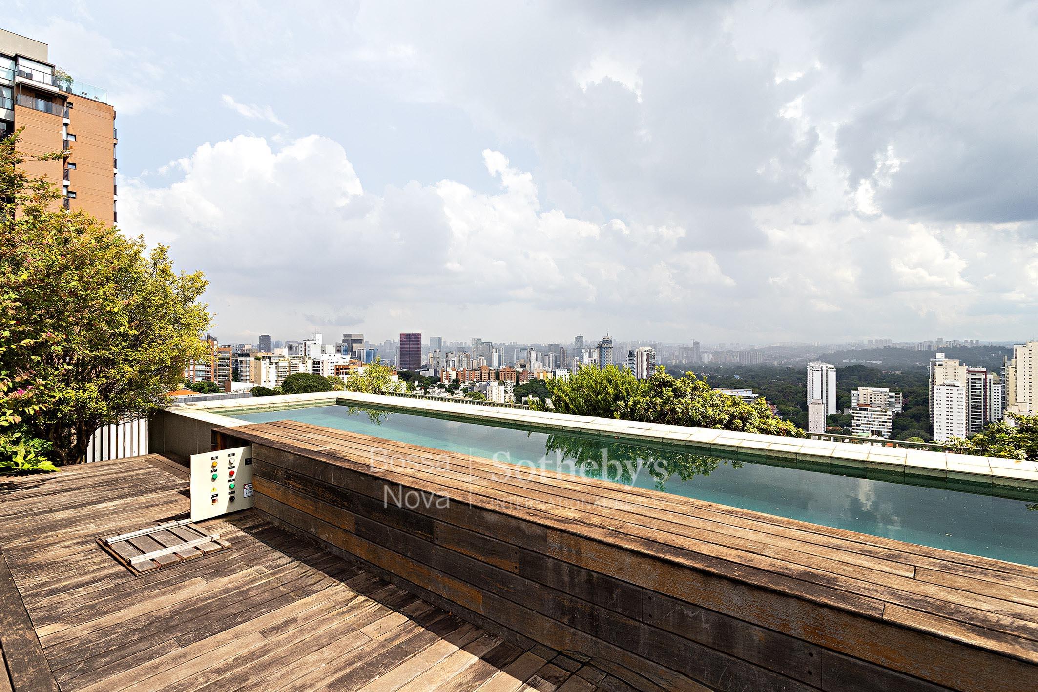 Assinado por Isay Weinfeld com seis vagas e janelas termoacústicas