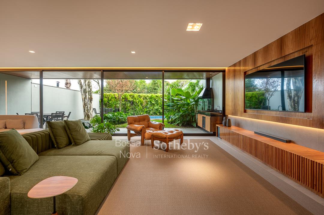 Casa moderna e mobiliada com espaço gourmet e piscina em condomínio