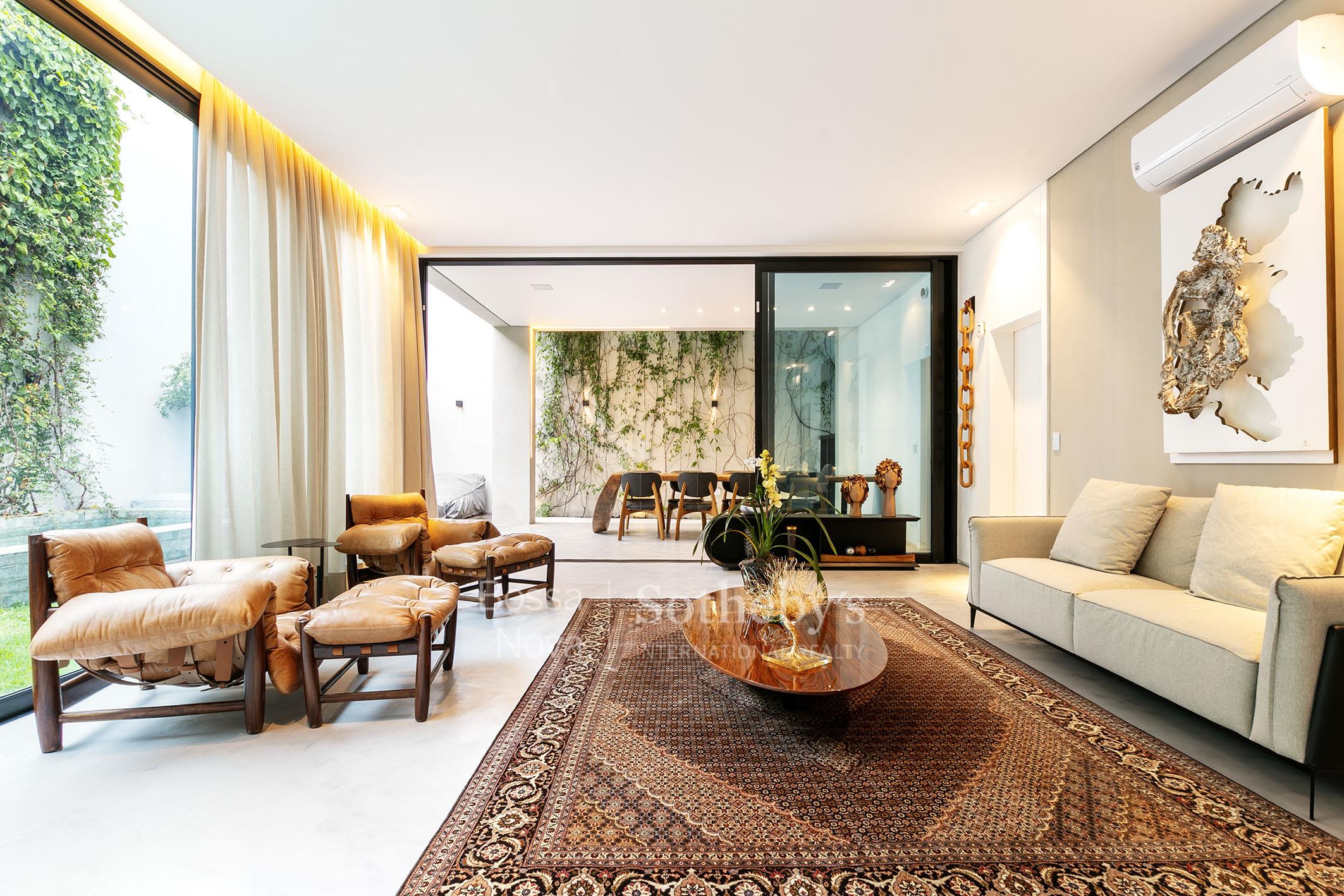 Integração total com jardim e rooftop privativo em casa contemporânea no Jardim Paulista