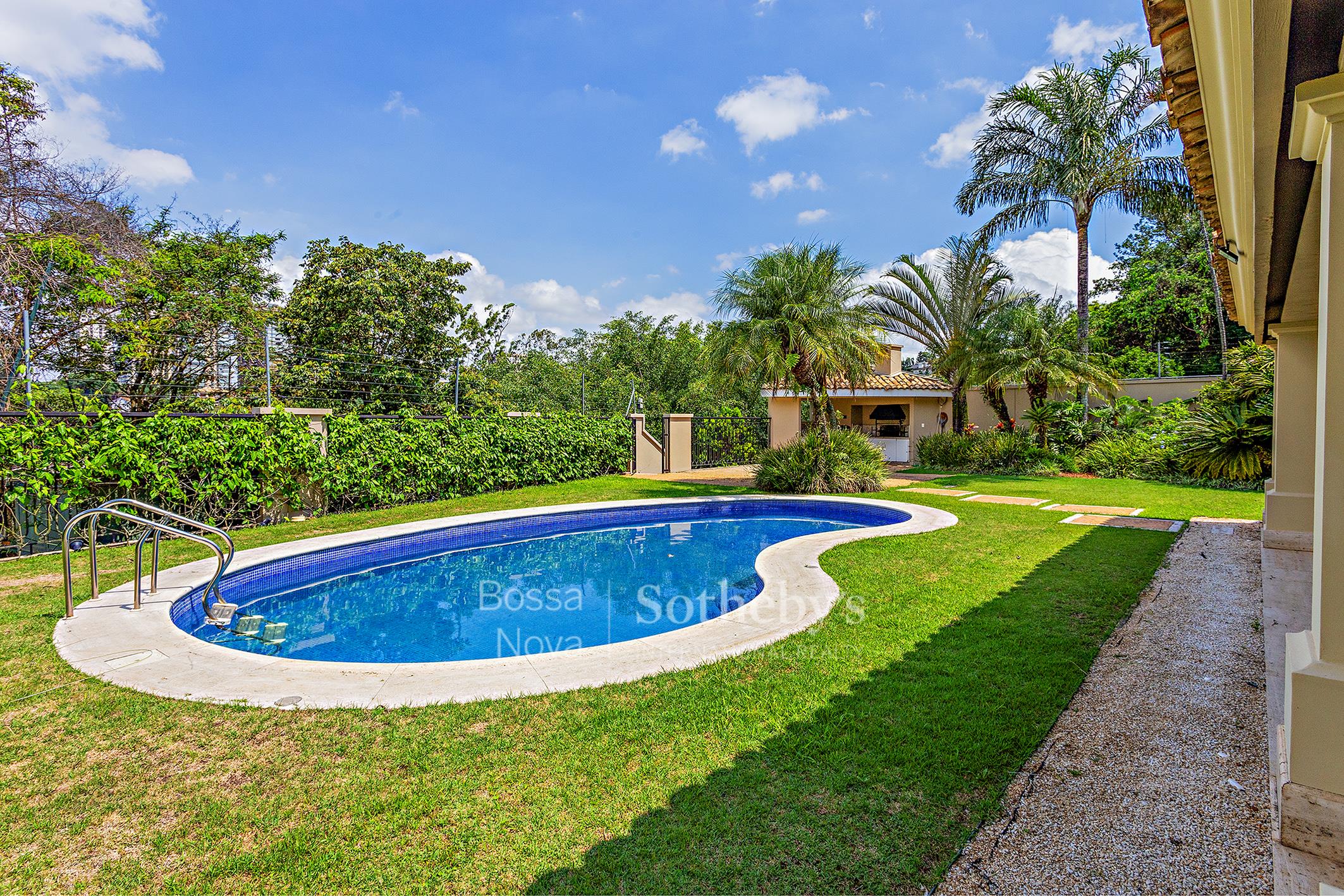 Casa mobiliada com vista para o verde e área de lazer completa