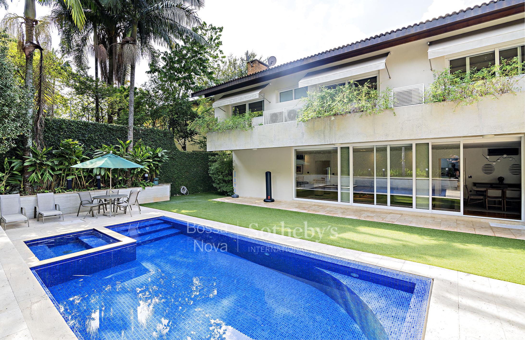 Casa com espaçosa área externa no Jardim Guedala
