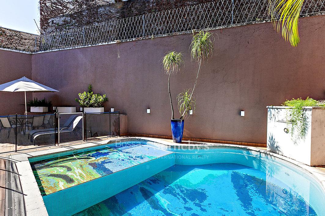 Casa moderna com piscina e espaço gourmet na City Lapa