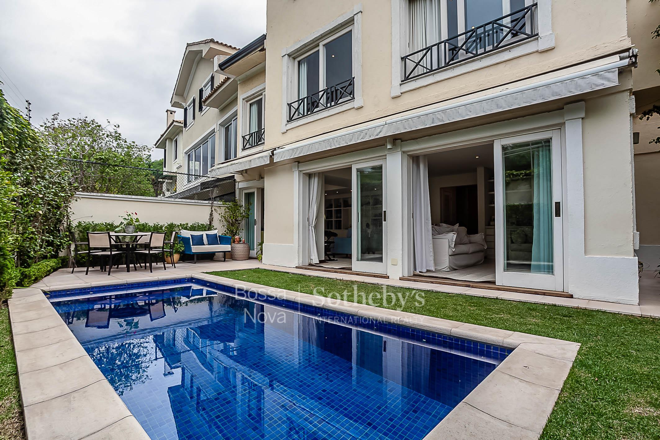 Casa com piscina em condomínio fechado
