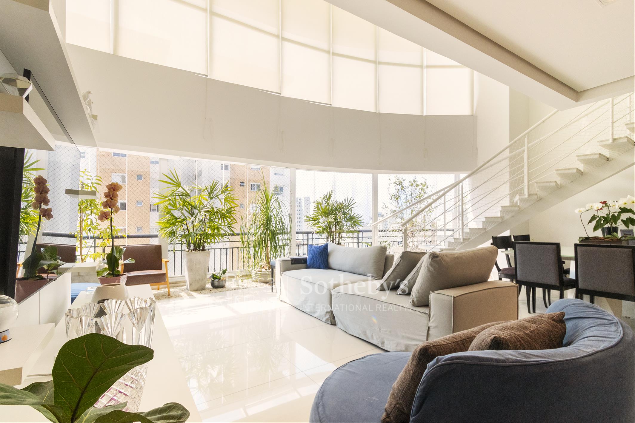 Cobertura duplex com iluminação natural em localização privilegiada