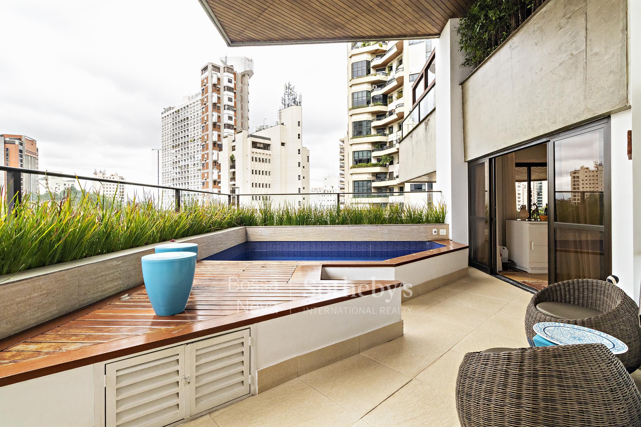 Apartamento reformado ao lado da Praça Visconde da Cunha Bueno 